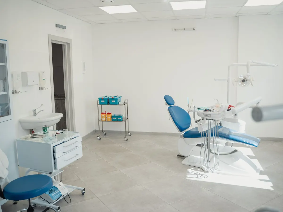 Consultorio dental moderno, luminoso y con unidad nueva