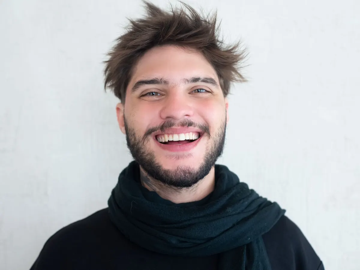 Paciente sonriendo tras su tratamiento dental