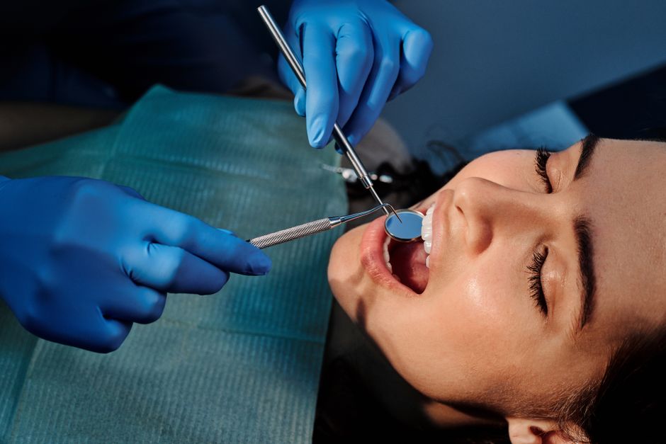 Dentista revisando la sonrisa de una paciente