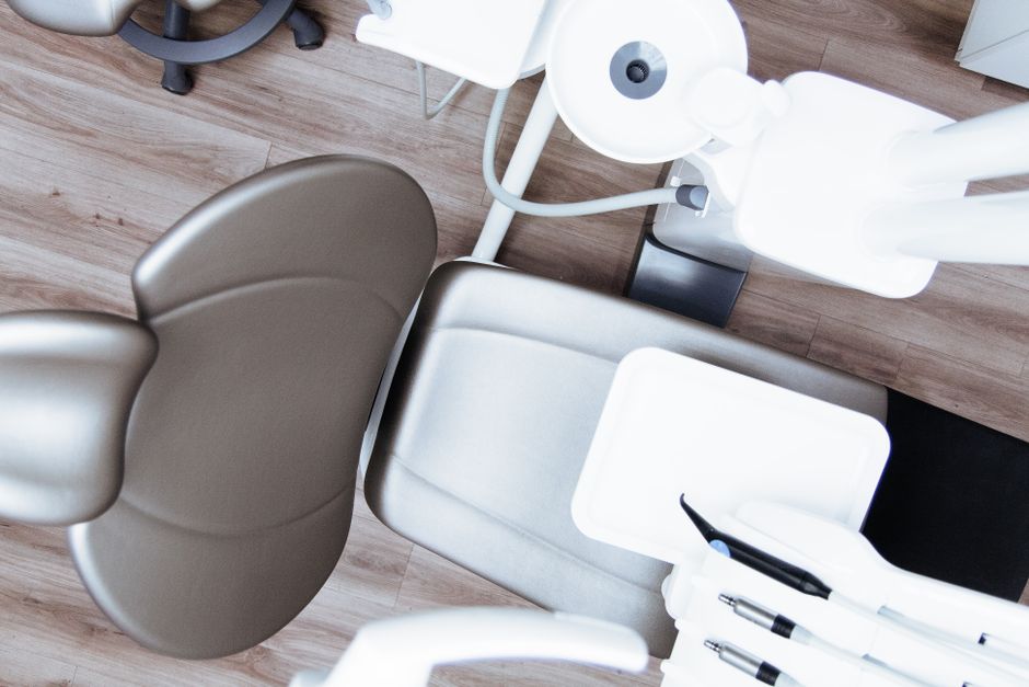 Consultorio dental moderno con unidad nueva