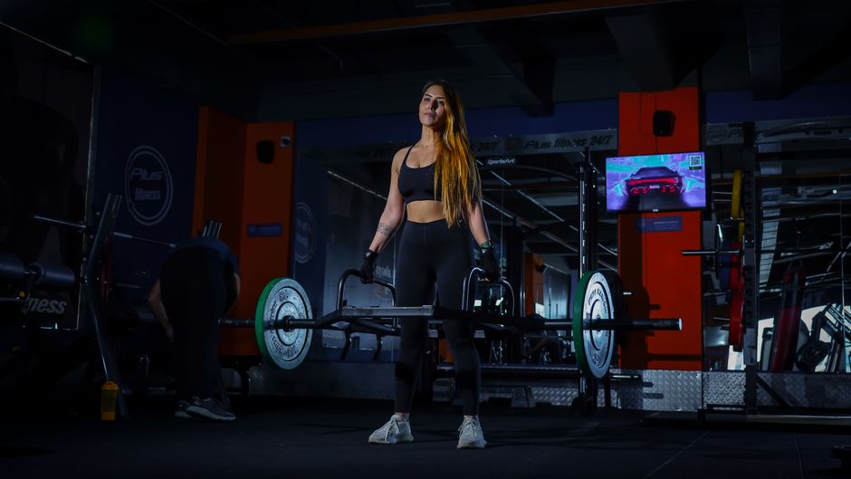 Atleta entrenando crossfit con intensidad