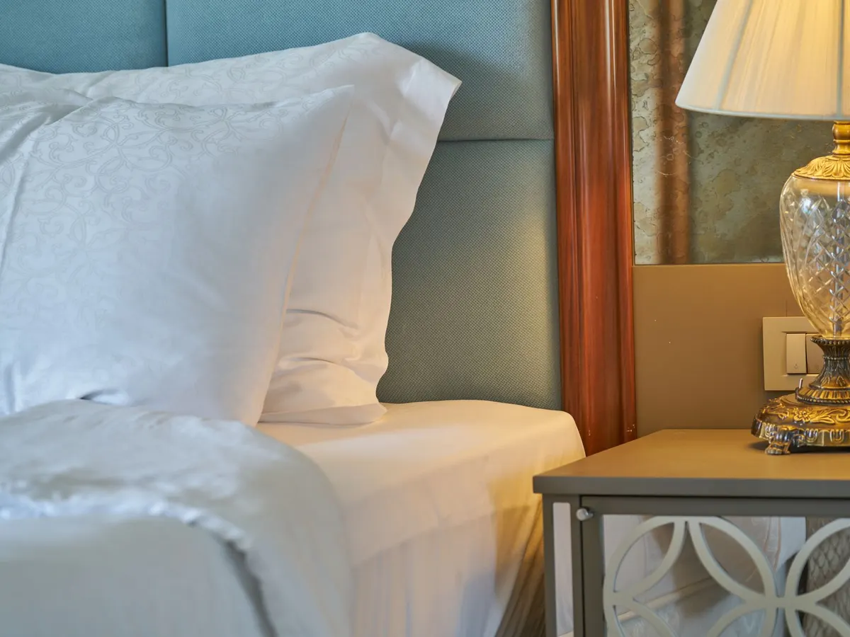 Suite con cama vestida en lino y luz natural