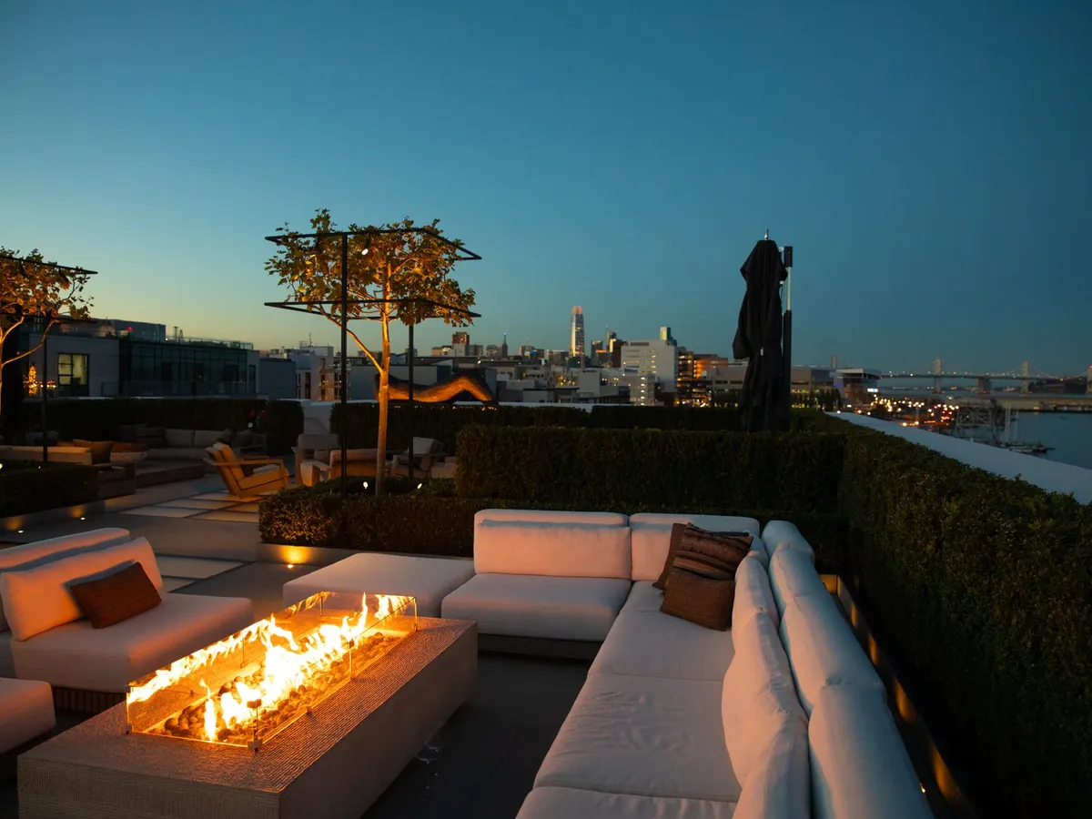 Terraza al atardecer con vista a la ciudad