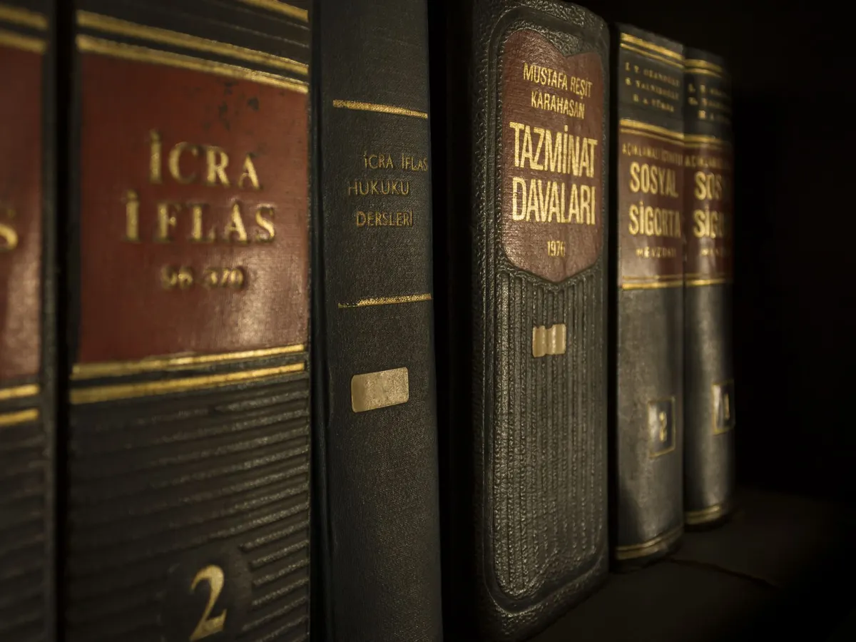 Libros de derecho apilados en la biblioteca del despacho