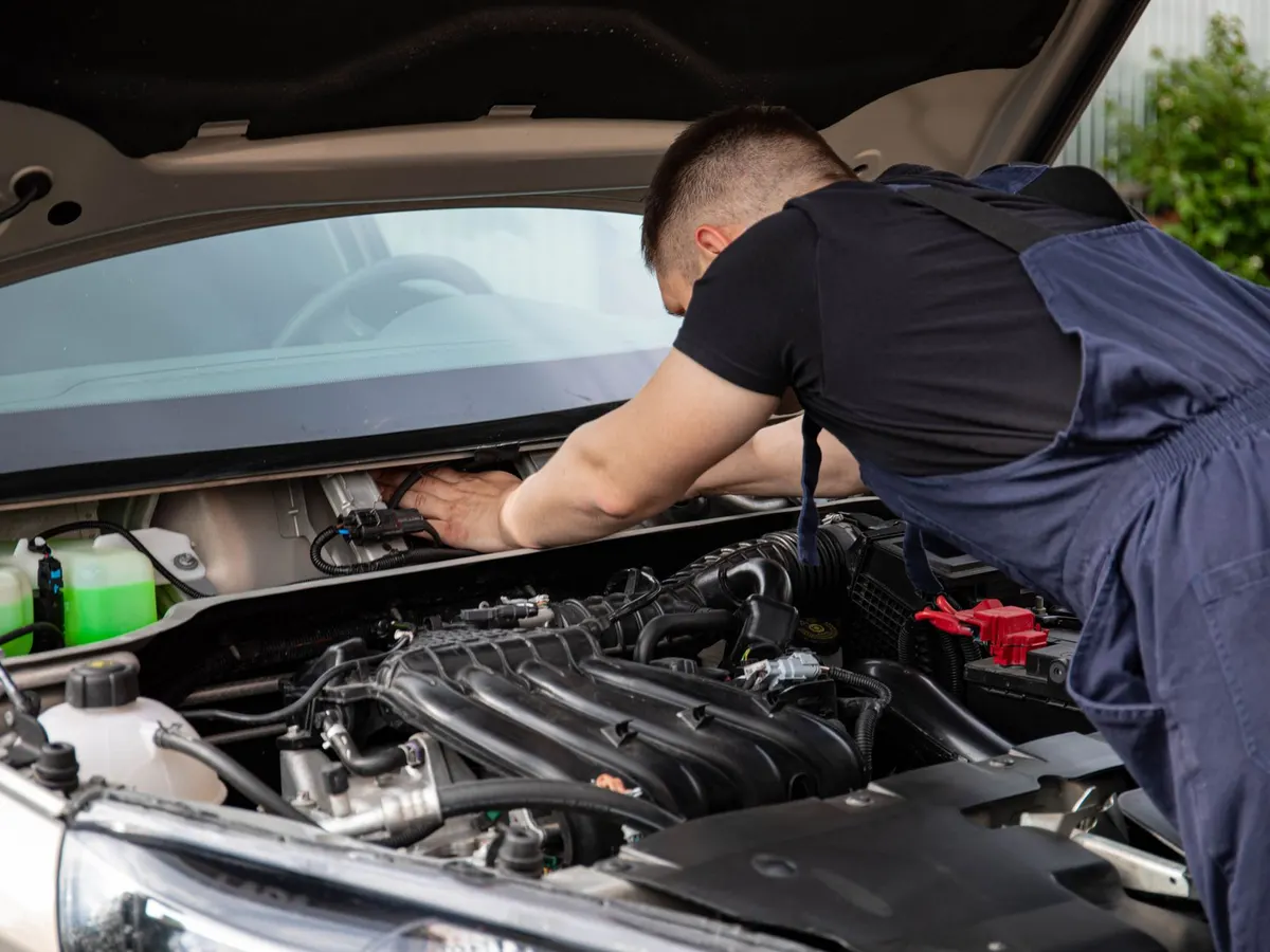 Detalle del compartimiento del motor durante una reparación