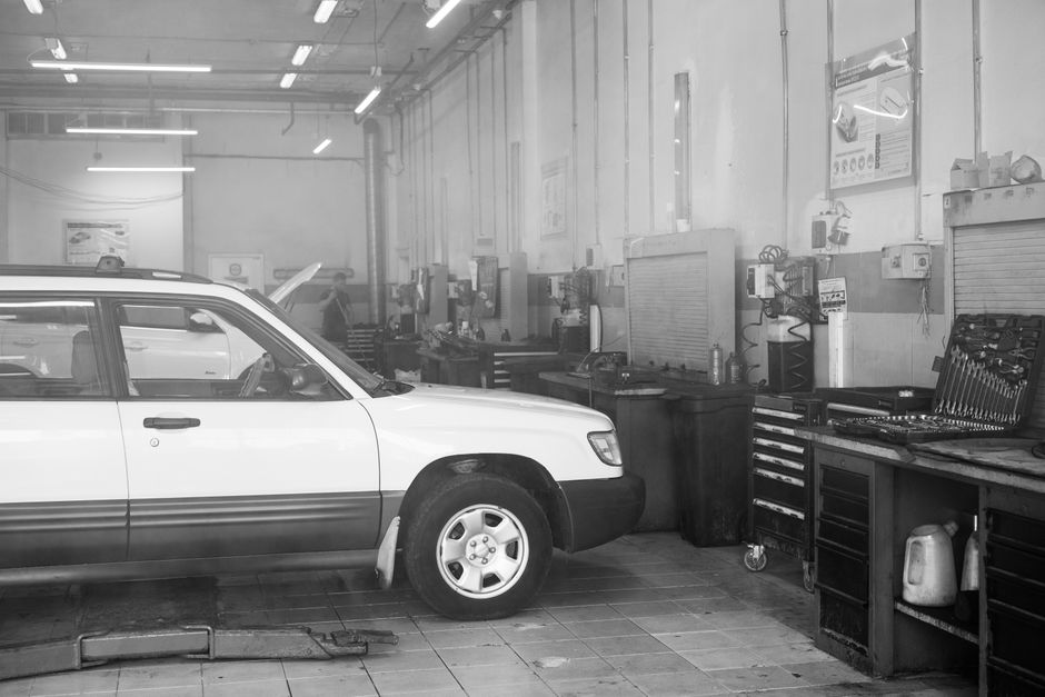 Cliente recibiendo las llaves de su auto ya reparado